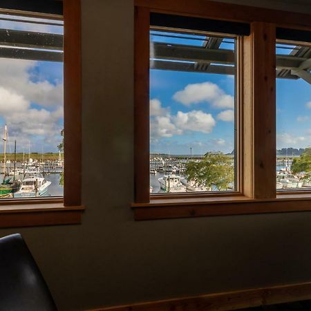At The Helm Hotel Ilwaco Exterior photo