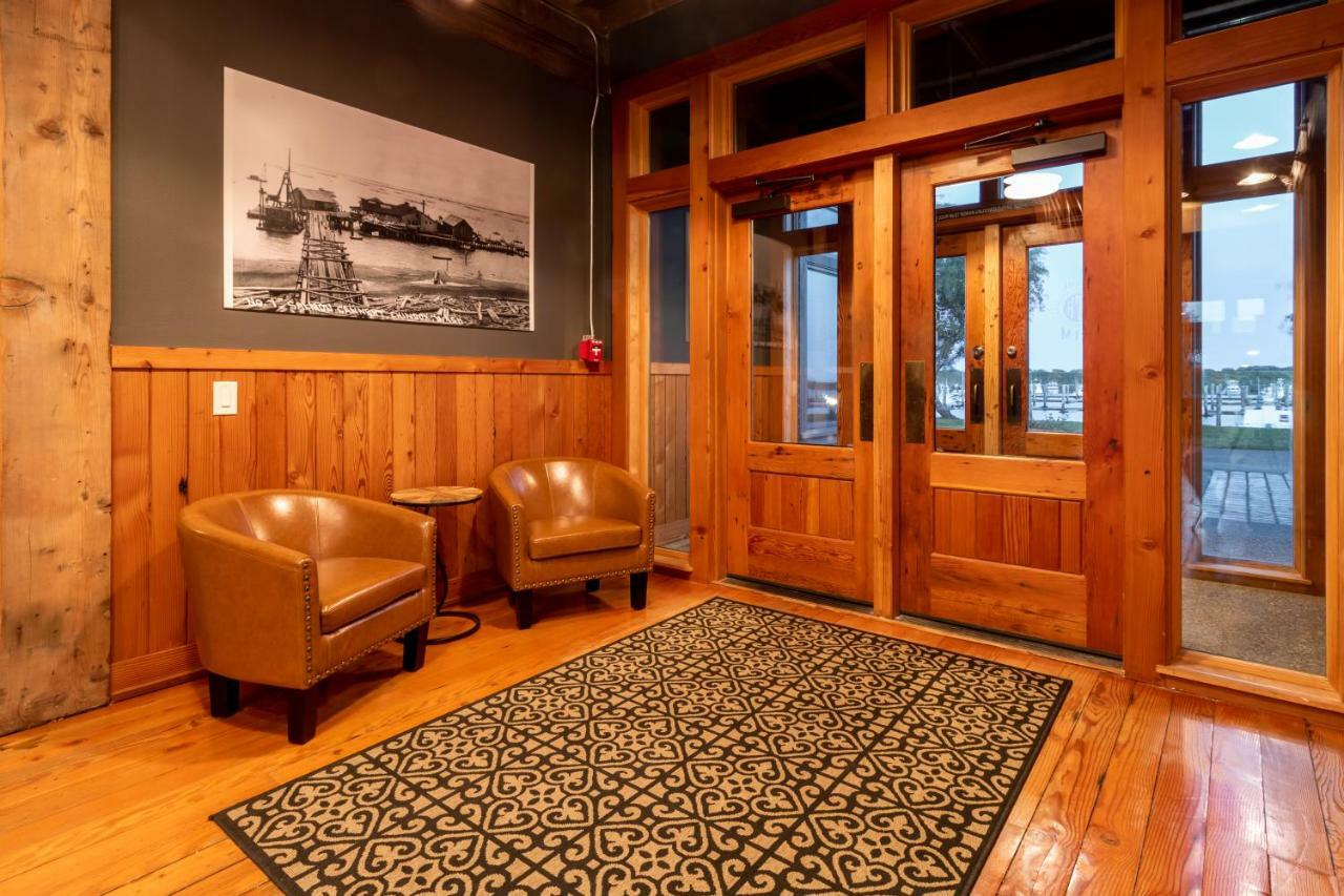 At The Helm Hotel Ilwaco Exterior photo