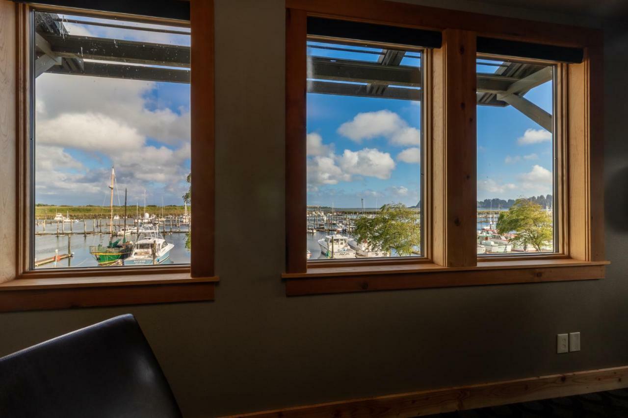 At The Helm Hotel Ilwaco Exterior photo