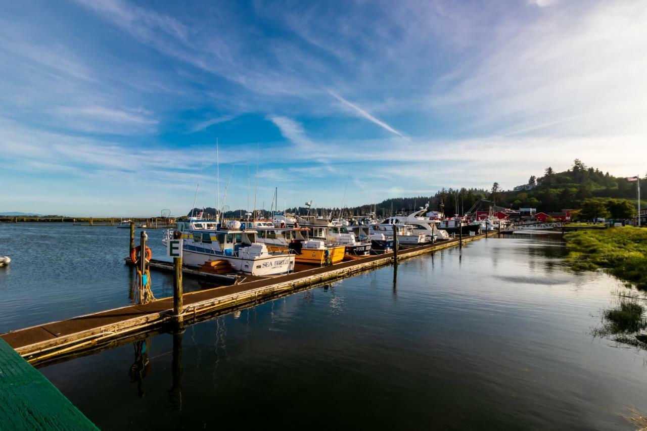At The Helm Hotel Ilwaco Exterior photo