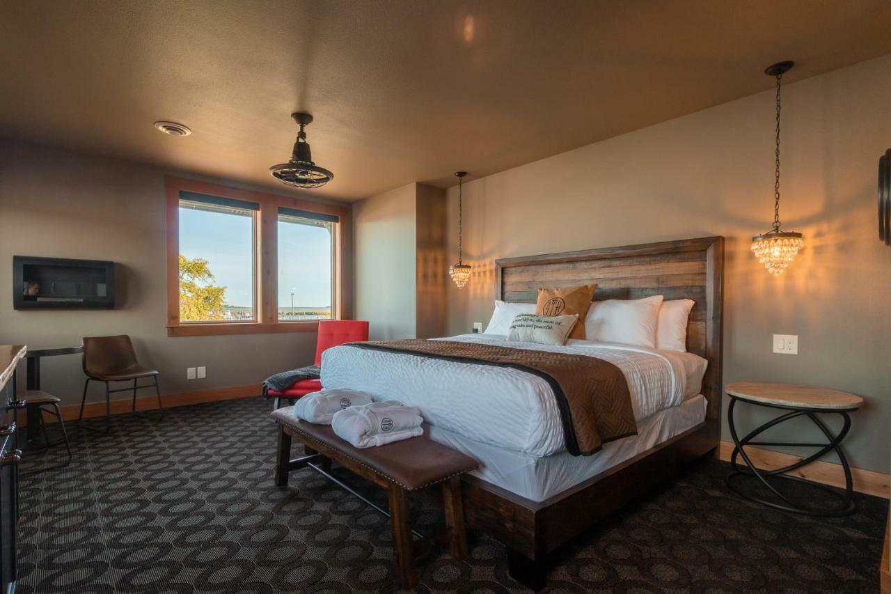 At The Helm Hotel Ilwaco Room photo